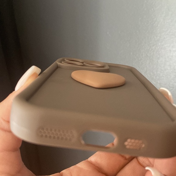 iPhone 15 pro brown flexible case with a 3D heart decoration - Picture 4 of 5